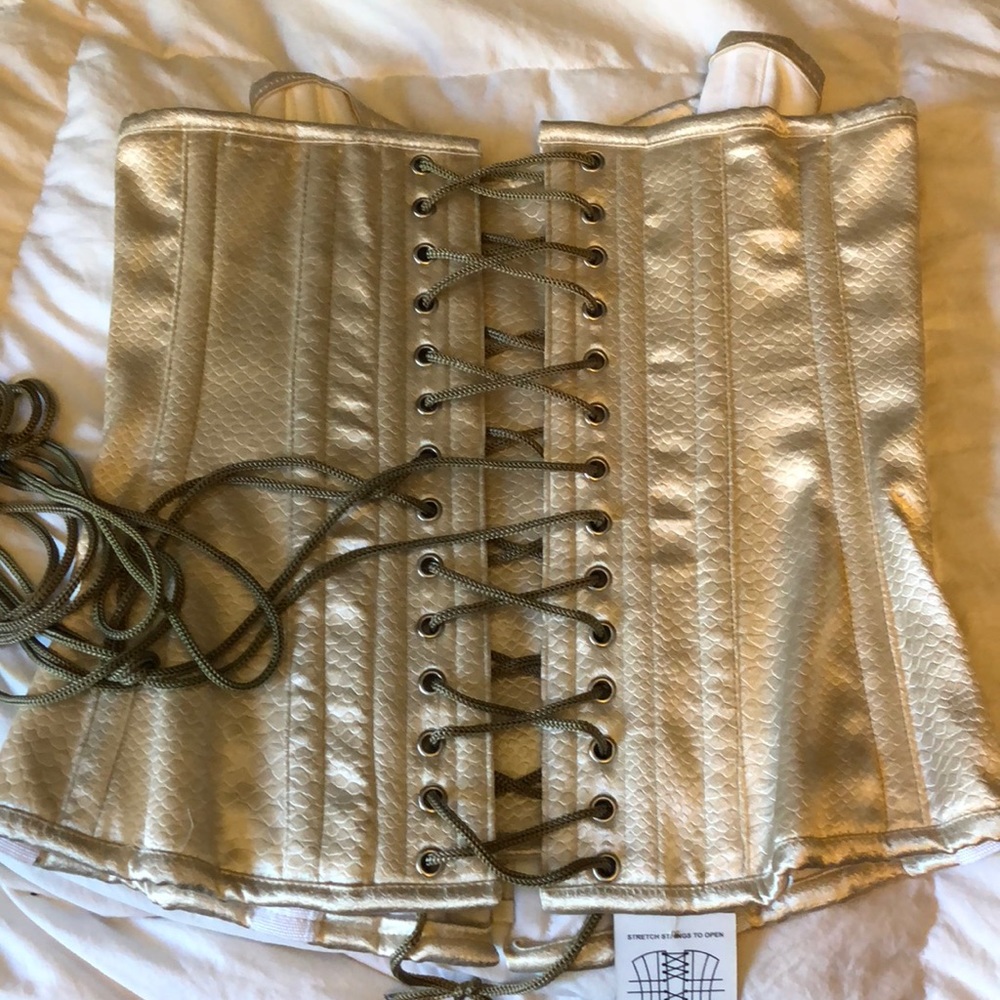 Corset - Picture 4 of 6